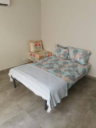 - un canapé et une chaise dans la chambre dans l'établissement Maison neuve contemporaine parking, à Nîmes