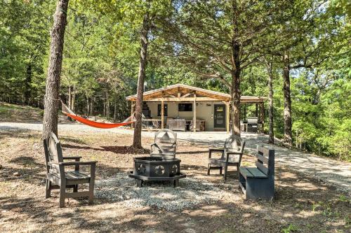 Zahrada ubytování Remodeled Cabin with Fire Pit on Norfork Lake!
