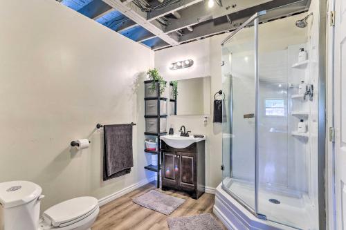 La salle de bains est pourvue d'une douche, de toilettes et d'un lavabo. dans l'établissement Cochecton Getaway with Pool Table and Fire Pit!, à Cochecton