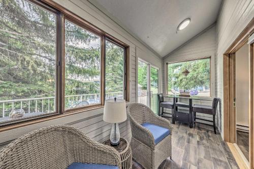 Χώρος καθιστικού στο Dreamy, Family-Friendly Cloudcroft Townhome!
