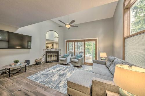Χώρος καθιστικού στο Dreamy, Family-Friendly Cloudcroft Townhome!