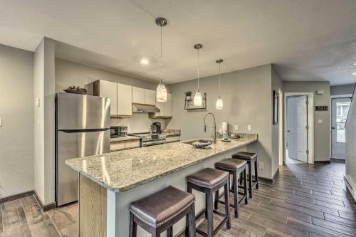 Η κουζίνα ή μικρή κουζίνα στο Dreamy, Family-Friendly Cloudcroft Townhome!