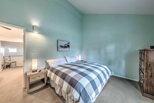 Ένα ή περισσότερα κρεβάτια σε δωμάτιο στο Dreamy, Family-Friendly Cloudcroft Townhome!