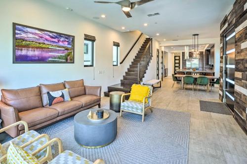 Ruang duduk di Modern Huntington Beach Home Less Than 1 Mi to Beach!
