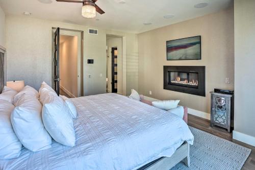 Katil atau katil-katil dalam bilik di Modern Huntington Beach Home Less Than 1 Mi to Beach!