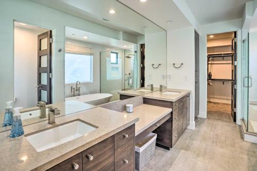 Bilik mandi di Modern Huntington Beach Home Less Than 1 Mi to Beach!