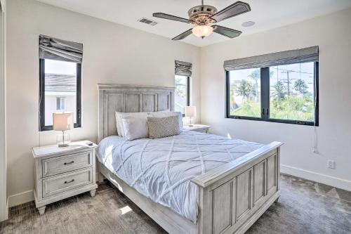 Katil atau katil-katil dalam bilik di Modern Huntington Beach Home Less Than 1 Mi to Beach!