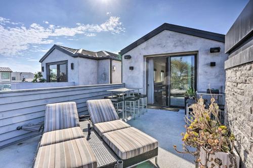 Balkoni atau teres di Modern Huntington Beach Home Less Than 1 Mi to Beach!