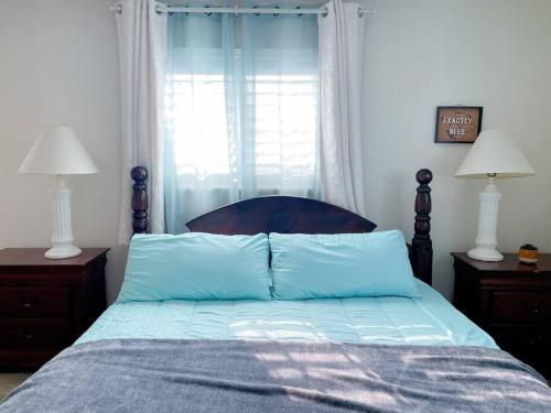 Łóżko lub łóżka w pokoju w obiekcie Traditional Living