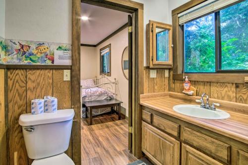 Ένα μπάνιο στο Coos Bay Cottage with Fireplace and BBQ Patio!