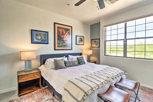 Un dormitorio con una cama grande y una ventana en Sunny Adobe Retreat with Hot Tub and Mtn Views!, en Tubac