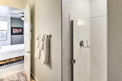 - Baño con ducha a ras de suelo junto a un dormitorio en Sunny Adobe Retreat with Hot Tub and Mtn Views!, en Tubac