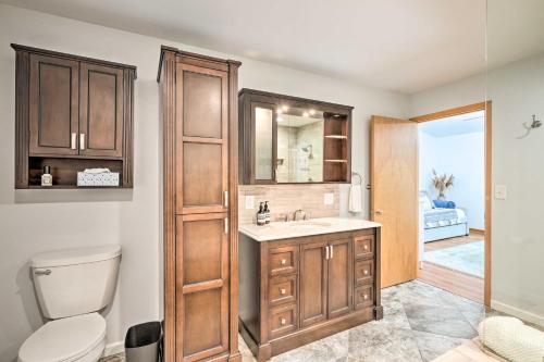 een badkamer met een wastafel, een toilet en een spiegel bij Stunning Waterfront Home with Fireplace and Grill 
