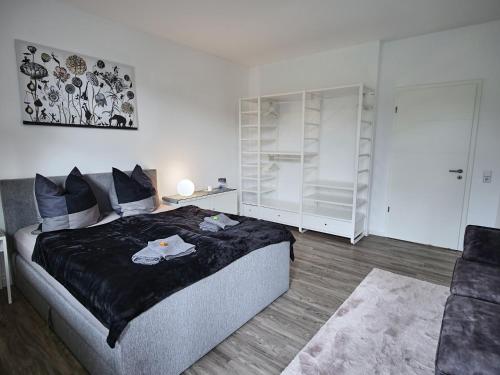 - une chambre avec un lit et une couverture noire dans l'établissement Appartement OTTO I - Erfurt Zentrum, à Erfurt