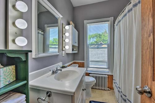 ein Bad mit einem Waschbecken, einem WC und einem Fenster in der Unterkunft Blue Haven Watertown Retreat By Crow River! 