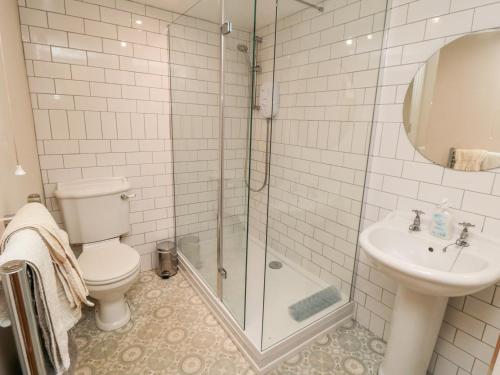 ステイスにあるGrimes Nookのバスルーム(トイレ、洗面台、シャワー付)