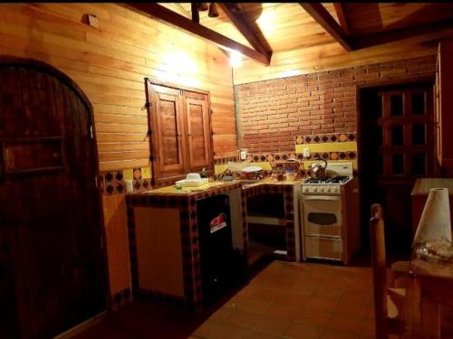 a kitchen with a stove and a stove top oven at Cabaña La Vía Láctea in El Pacífico