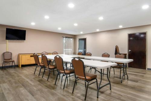 Телевизор и/или развлекательный центр в SureStay Plus by Best Western Tarboro-Kingsboro
