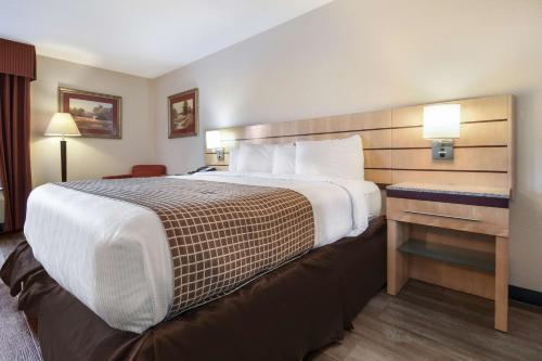 Кровать или кровати в номере SureStay Plus by Best Western Tarboro-Kingsboro