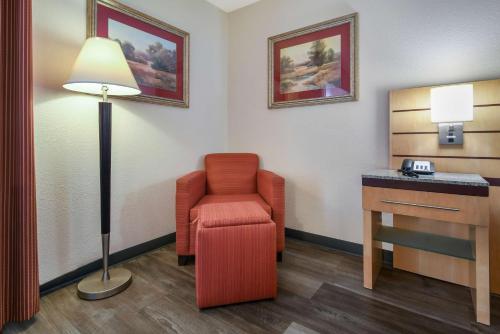 Гостиная зона в SureStay Plus by Best Western Tarboro-Kingsboro