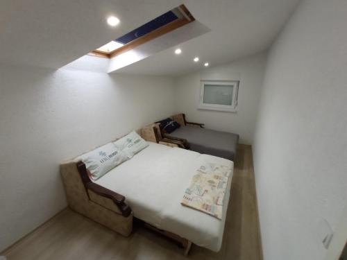 Un pat sau paturi într-o cameră la Kuca za odmor BARE vacation house