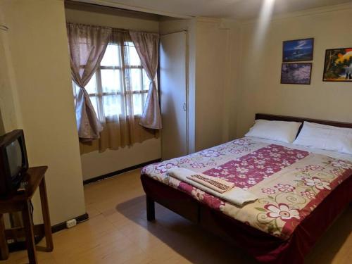 1 dormitorio con cama y ventana en La Querencia, en Cuenca