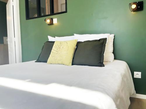 Postel nebo postele na pokoji v ubytování LeRelaisdOdile13 - PARKING - LUMINEUX - HYPER CENTRE - TRAMWAY