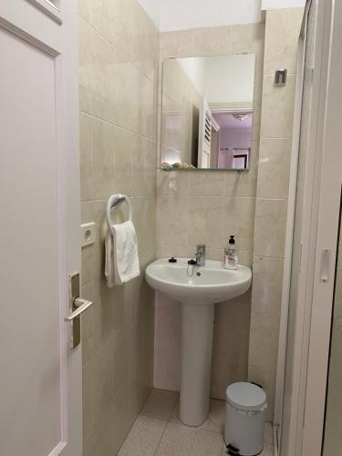 łazienka z umywalką, toaletą i lustrem w obiekcie Apartamento renovado en Puerto de la Cruz w Puerto de la Cruz