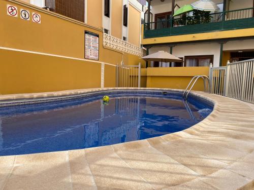 basen przed budynkiem w obiekcie Apartamento renovado en Puerto de la Cruz w Puerto de la Cruz