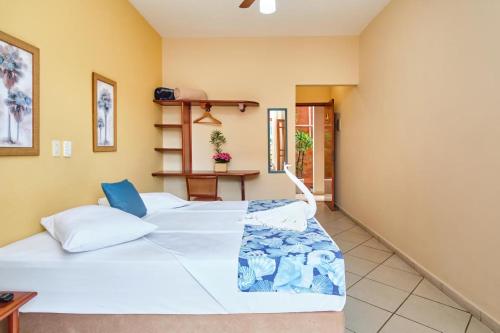 1 Schlafzimmer mit 2 Betten in einem Zimmer in der Unterkunft Pousada Mar Azul in Ubatuba
