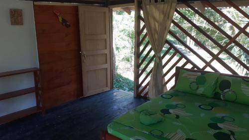 um quarto com uma cama numa casa de madeira em Cabañas Dechi em Puerto Nariño