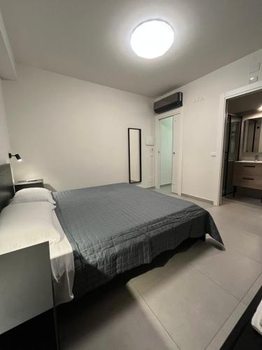 - une chambre avec un grand lit dans l'établissement The Loft, à Milazzo