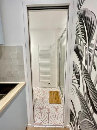 La salle de bains est pourvue d'une douche à l'italienne et d'une porte en verre. dans l'établissement Hyper centre idéal gare Amiens, à Amiens