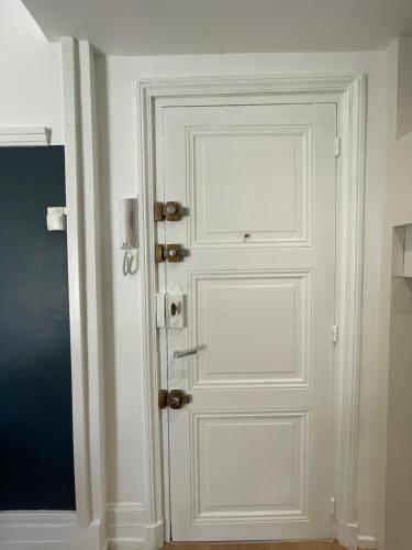 a white door in a room next to a doorway at Hyper centre idéal gare Amiens in Amiens