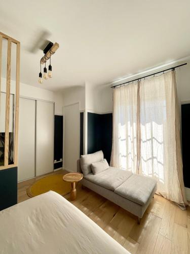 un salon avec un canapé et une fenêtre dans l'établissement Hyper centre idéal gare Amiens, à Amiens