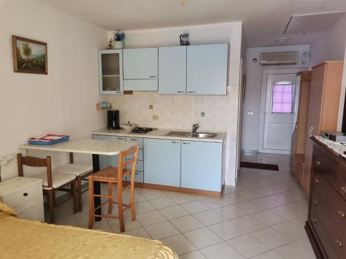Η κουζίνα ή μικρή κουζίνα στο Apartments by the sea Cove Mikulina Luka, Korcula - 9181