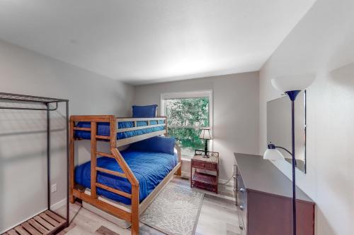 - une chambre avec des lits superposés et une fenêtre dans l'établissement Getaway on Mariposa, à Hailey