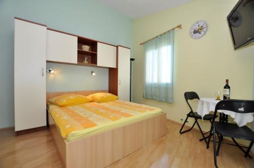 Postel nebo postele na pokoji v ubytování Studio Makarska 14091a