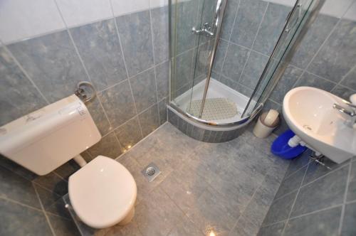 Koupelna v ubytování Studio Makarska 14091a