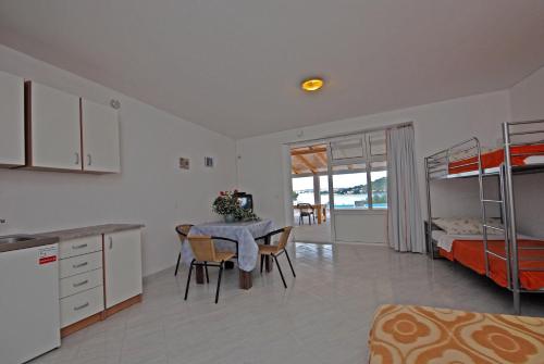 eine Küche und ein Wohnzimmer mit einem Tisch und einem Bett in der Unterkunft Studio Kali 14083c in Kali