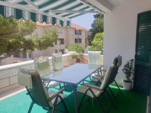 Apartments with parking space Bol, Brac - 14124