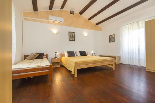 una grande camera con due letti e una finestra di Holiday house with a parking space Mali Turini (Central Istria - Sredisnja Istra) - 14136 a Labin