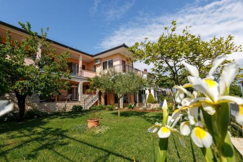 Apartments with parking space Rovinj - 14153