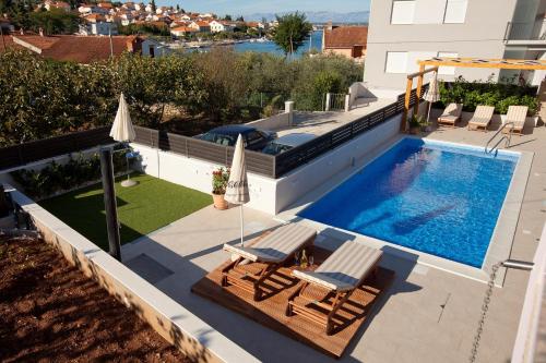 Bazén v ubytování Apartments with swimming pools Preko, Ugljan - 14163 nebo v jeho okolí