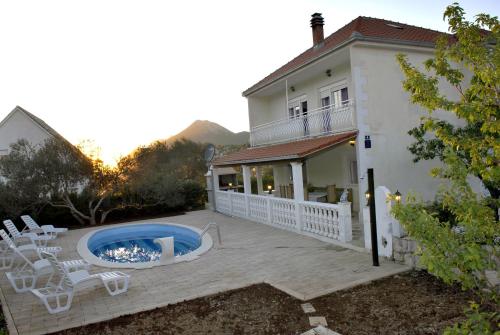 Fotografia z galérie ubytovania Family friendly house with a swimming pool Kostanje, Omis - 14176 v destinácii Kostanje