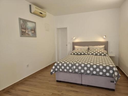 Postel nebo postele na pokoji v ubytování Apartments with a parking space Suha Punta, Rab - 17239
