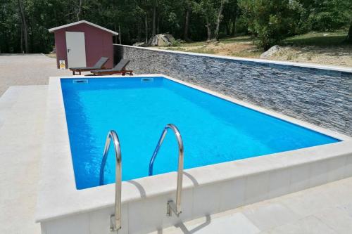 Bazén v ubytování Family friendly house with a swimming pool Lindar, Central Istria - Sredisnja Istra - 14189 nebo v jeho okolí