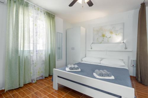 - une chambre avec un lit et des serviettes dans l'établissement Family friendly house with a swimming pool Lindar, Central Istria - Sredisnja Istra - 14189, à Pazin