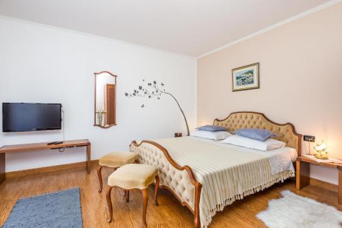 Apartments with a swimming pool Lovran, Opatija - 14196