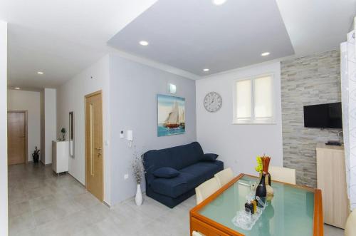 Family friendly apartments with a swimming pool Split - 14203